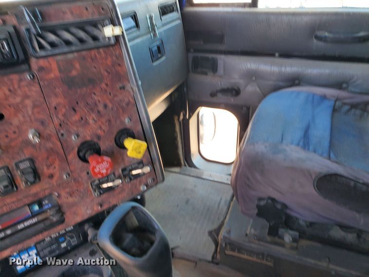 image for item DJ8928 1999 International 9200  semi truck