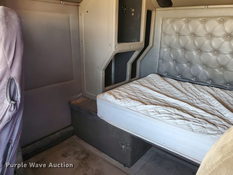 image for item DJ8928 1999 International 9200  semi truck