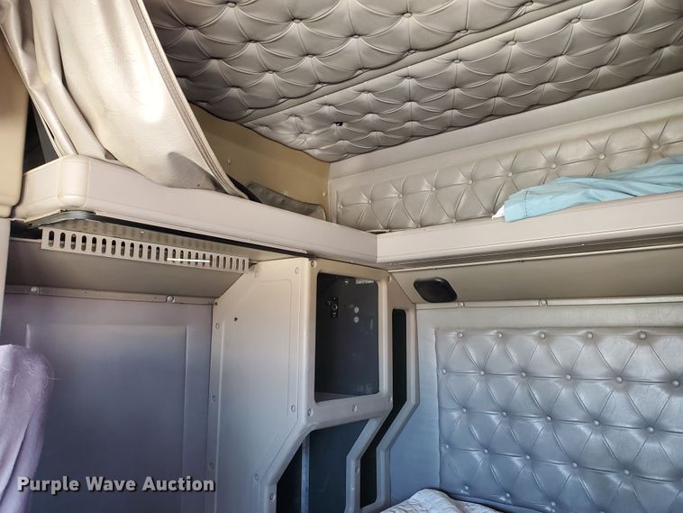 image for item DJ8928 1999 International 9200  semi truck