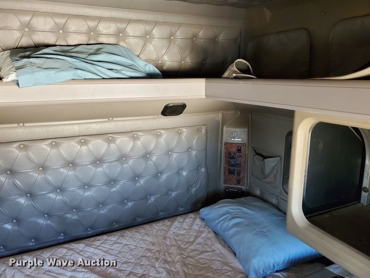 image for item DJ8928 1999 International 9200  semi truck