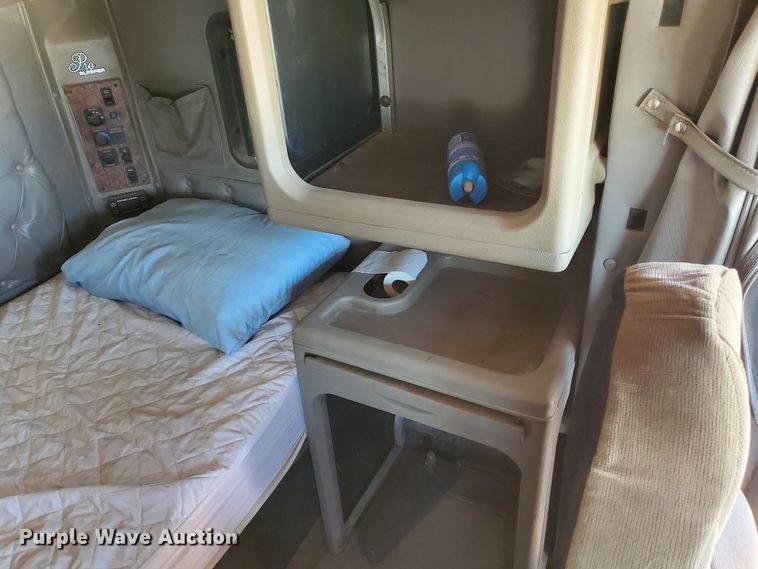 image for item DJ8928 1999 International 9200  semi truck