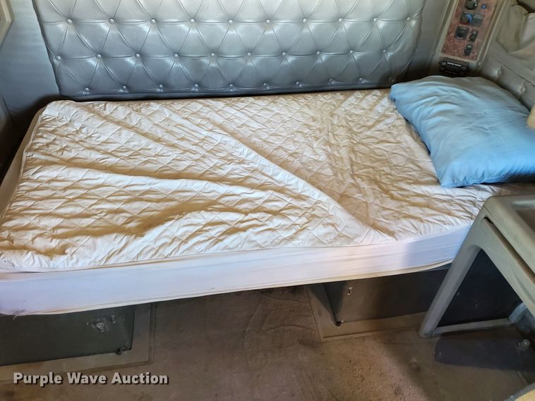 image for item DJ8928 1999 International 9200  semi truck