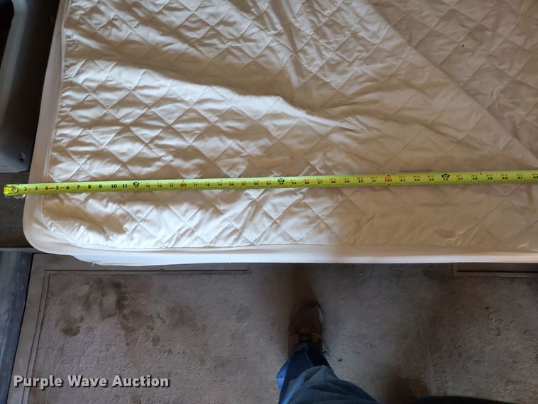 image for item DJ8928 1999 International 9200  semi truck