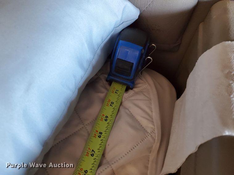 image for item DJ8928 1999 International 9200  semi truck