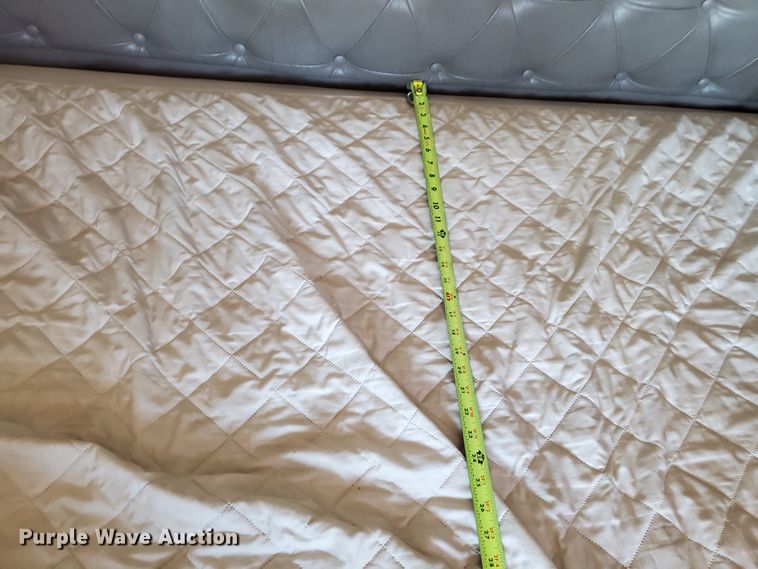 image for item DJ8928 1999 International 9200  semi truck