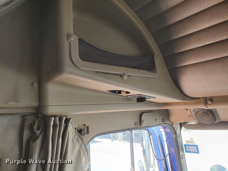 image for item DJ8928 1999 International 9200  semi truck