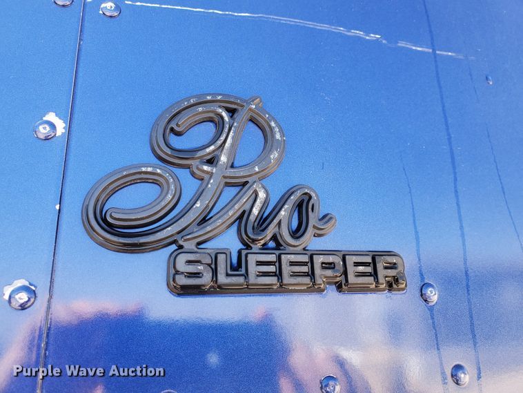 image for item DJ8928 1999 International 9200  semi truck