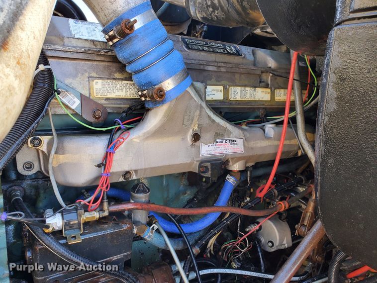 image for item DJ8928 1999 International 9200  semi truck