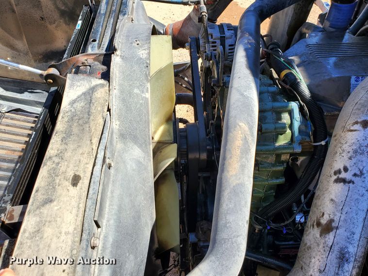 image for item DJ8928 1999 International 9200  semi truck