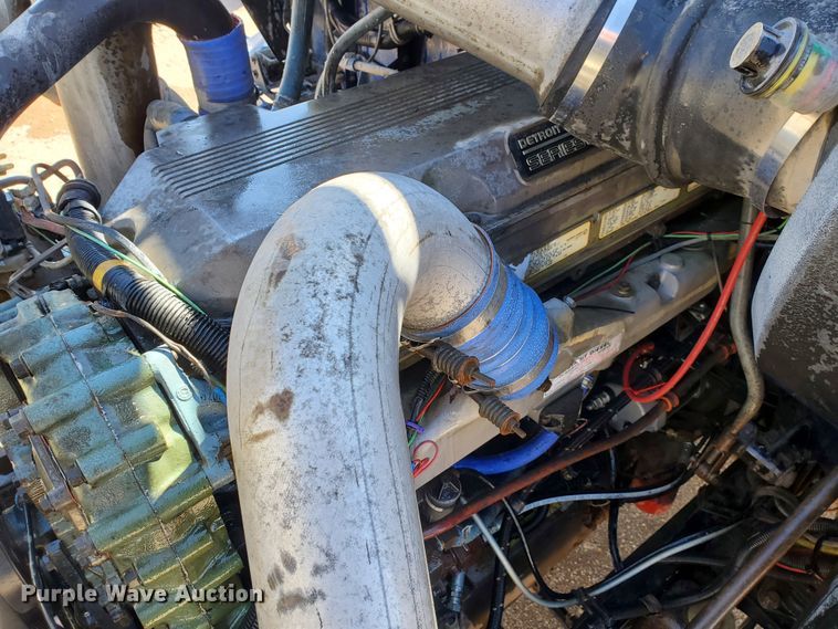 image for item DJ8928 1999 International 9200  semi truck