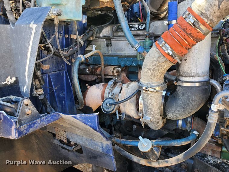 image for item DJ8928 1999 International 9200  semi truck