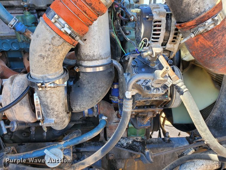 image for item DJ8928 1999 International 9200  semi truck