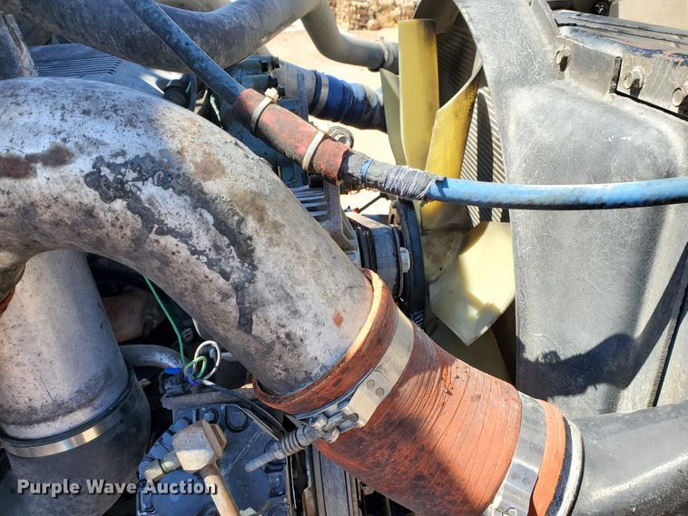 image for item DJ8928 1999 International 9200  semi truck