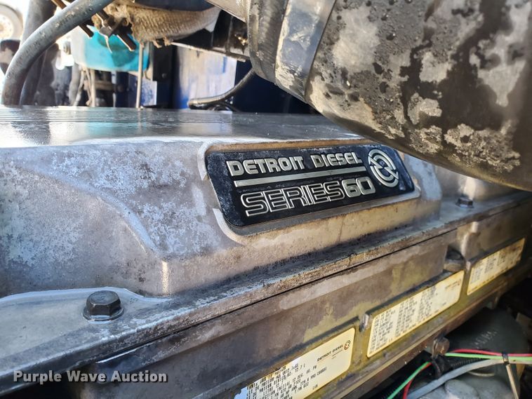 image for item DJ8928 1999 International 9200  semi truck