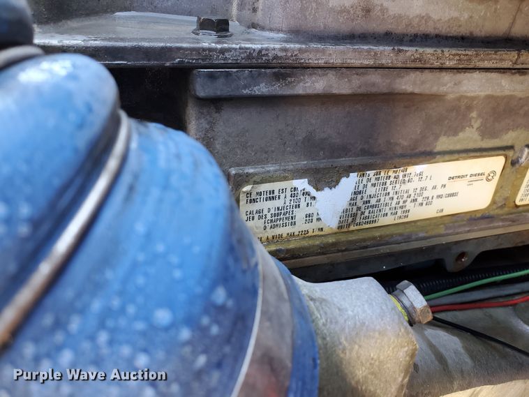 image for item DJ8928 1999 International 9200  semi truck