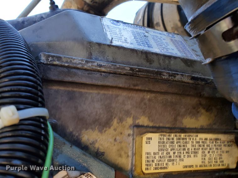 image for item DJ8928 1999 International 9200  semi truck