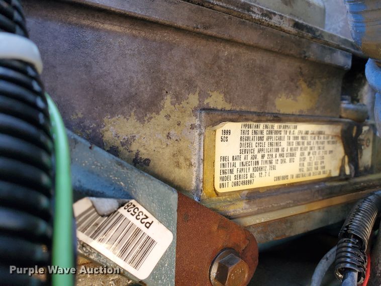 image for item DJ8928 1999 International 9200  semi truck