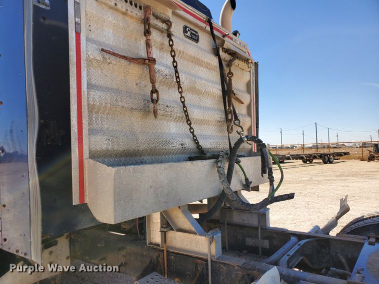 image for item DJ8928 1999 International 9200  semi truck