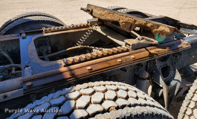 image for item DJ8928 1999 International 9200  semi truck