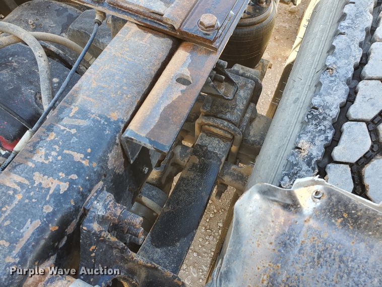 image for item DJ8928 1999 International 9200  semi truck