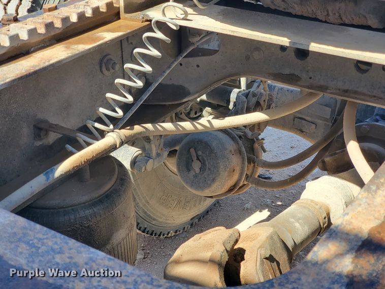 image for item DJ8928 1999 International 9200  semi truck