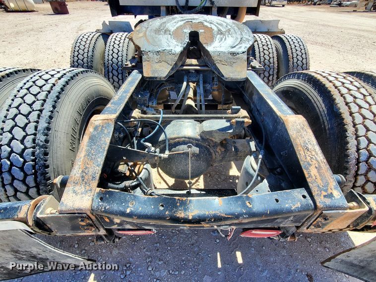 image for item DJ8928 1999 International 9200  semi truck