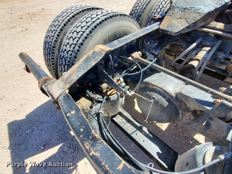 image for item DJ8928 1999 International 9200  semi truck