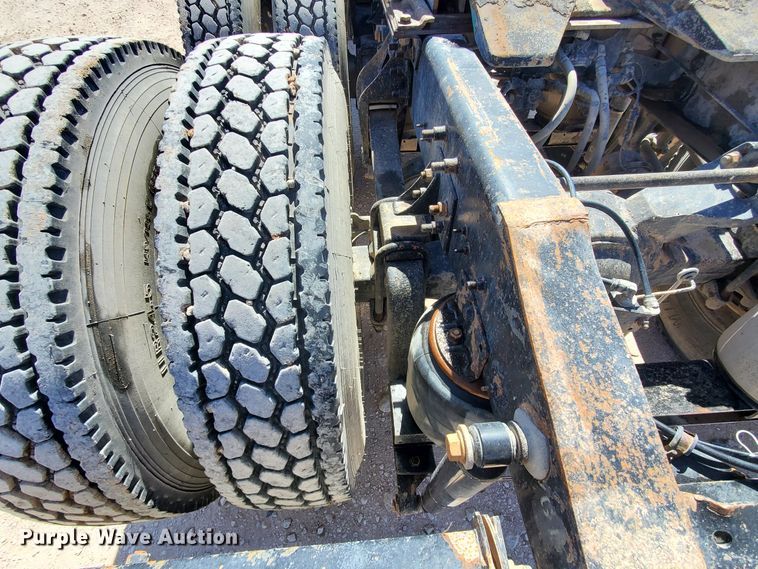 image for item DJ8928 1999 International 9200  semi truck