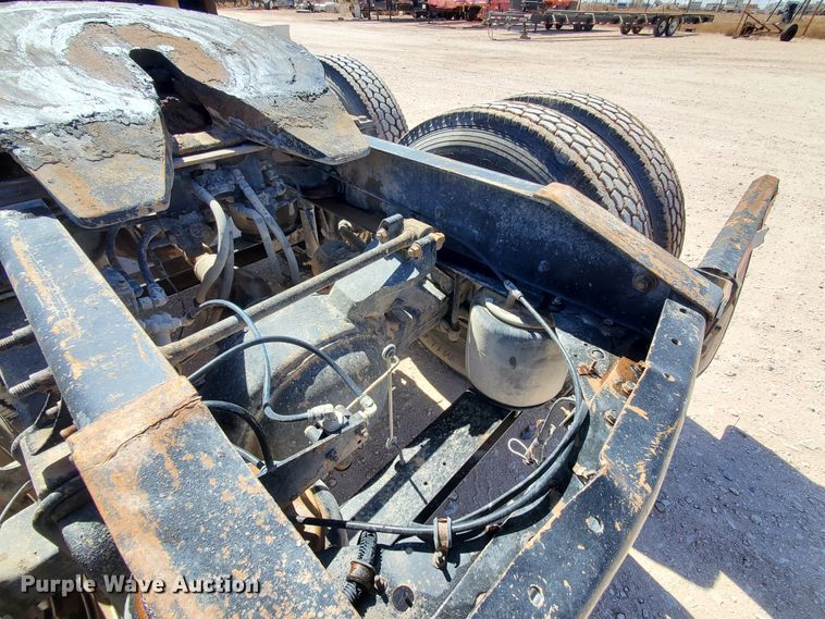 image for item DJ8928 1999 International 9200  semi truck