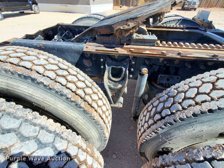 image for item DJ8928 1999 International 9200  semi truck