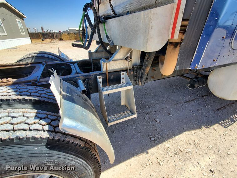 image for item DJ8928 1999 International 9200  semi truck