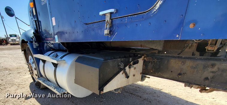 image for item DJ8928 1999 International 9200  semi truck