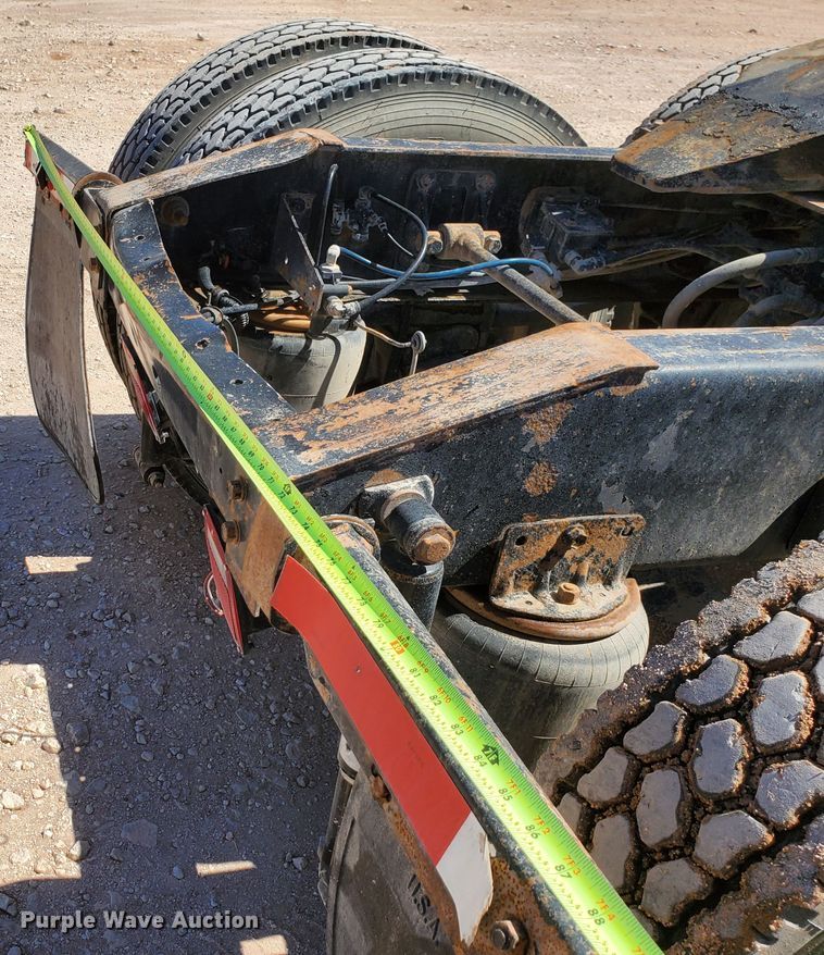 image for item DJ8928 1999 International 9200  semi truck