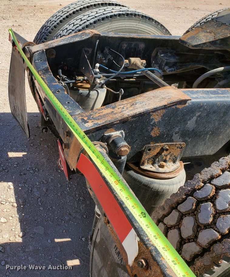 image for item DJ8928 1999 International 9200  semi truck