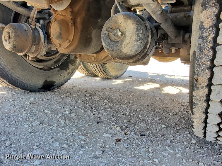 image for item DJ8928 1999 International 9200  semi truck