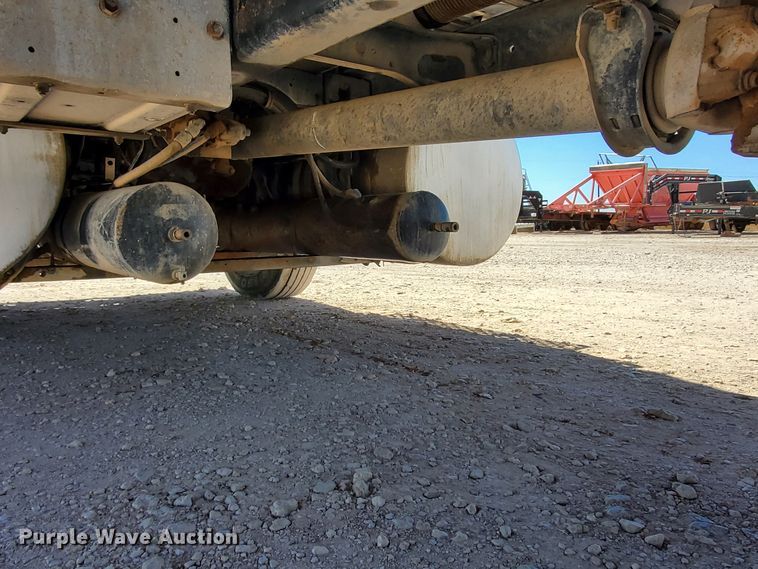 image for item DJ8928 1999 International 9200  semi truck