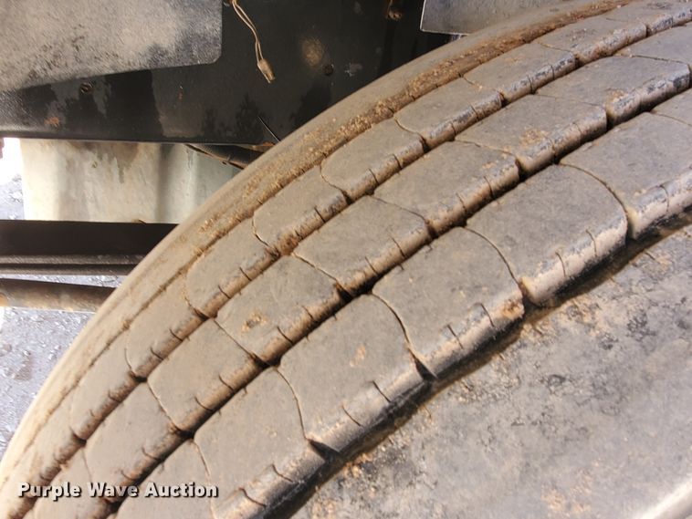 image for item DJ8928 1999 International 9200  semi truck