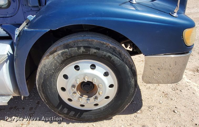 image for item DJ8928 1999 International 9200  semi truck