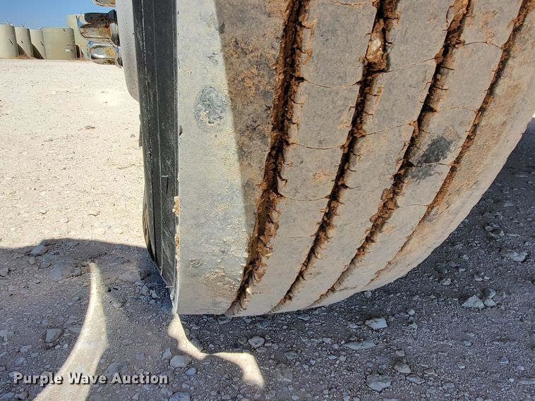 image for item DJ8928 1999 International 9200  semi truck