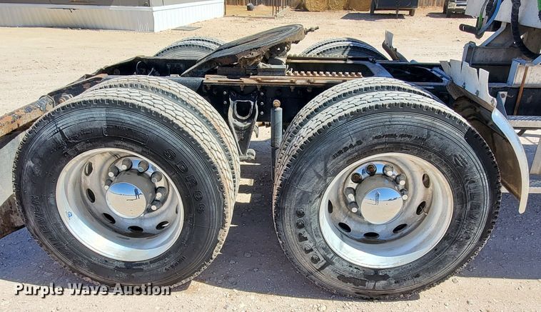 image for item DJ8928 1999 International 9200  semi truck