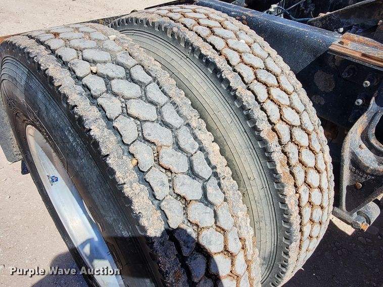 image for item DJ8928 1999 International 9200  semi truck