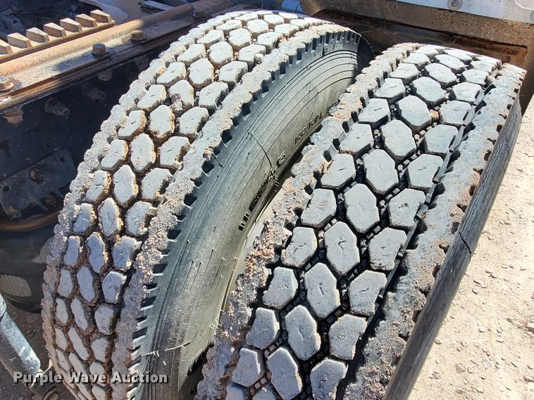 image for item DJ8928 1999 International 9200  semi truck