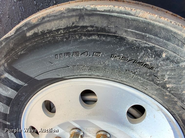 image for item DJ8928 1999 International 9200  semi truck