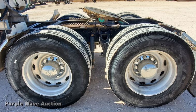 image for item DJ8928 1999 International 9200  semi truck