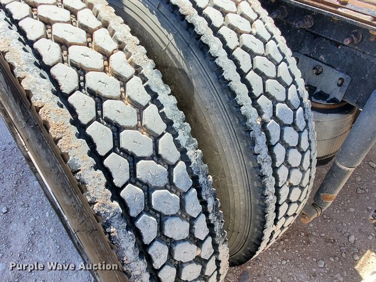 image for item DJ8928 1999 International 9200  semi truck