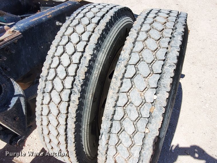 image for item DJ8928 1999 International 9200  semi truck