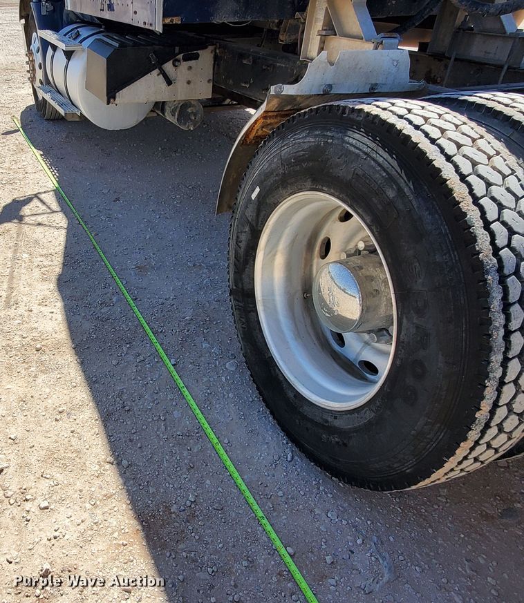 image for item DJ8928 1999 International 9200  semi truck