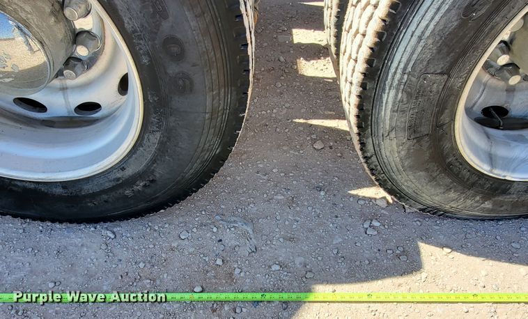 image for item DJ8928 1999 International 9200  semi truck