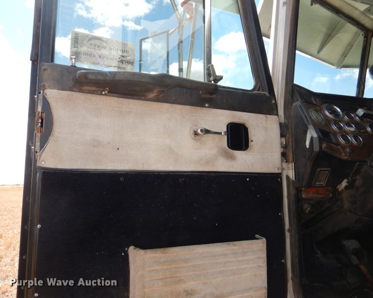 image for item DJ8934 1999 Peterbilt 379  semi truck