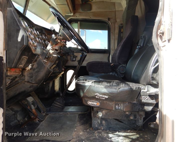 image for item DJ8934 1999 Peterbilt 379  semi truck